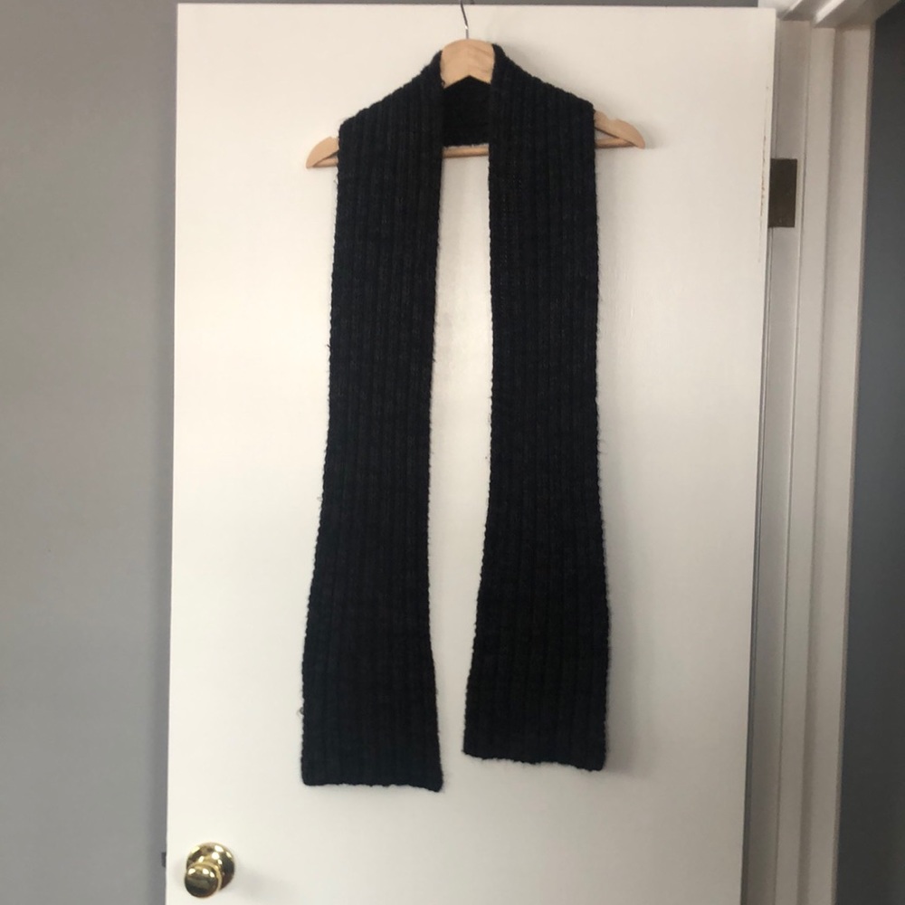 Black/dark charcoal knitted scarf
